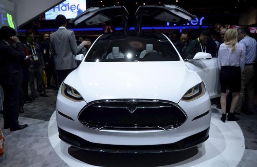 Tesla firmó hoy un acuerdo con el gobierno municipal de Shanghai para construir una planta de montaje de vehículos en la localidad china que tendrá una capacidad de producción de 500.000 vehículos al año. EFE/Archivo