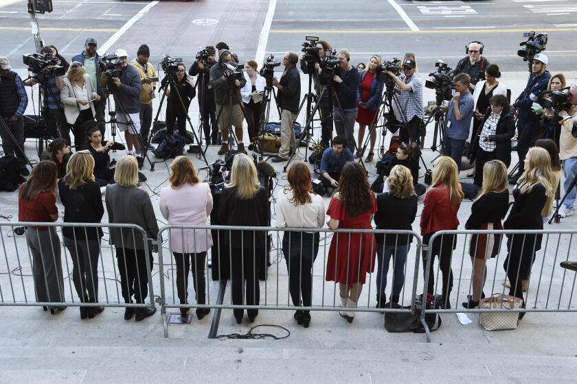 ARCHIVO - Un grupo de mujeres que han denunciado una presunta conducta sexual inapropiada del productor de Hollywood Harvey Weinstein y que se refieren a sí mismas como las "Silence Breakers" (Mujeres contra el silencio), se enfrentan a los medios durante una conferencia de prensa en el Ayuntamiento de Los Ángeles, el martes 25 de febrero de 2020, en Los Ángeles. El jueves 25 de abril de 2024, el máximo tribunal de Nueva York anuló la condena por violación de Harvey Weinstein en 2020 y ordenó un nuevo juicio. (Foto AP/Chris Pizzello, archivo)