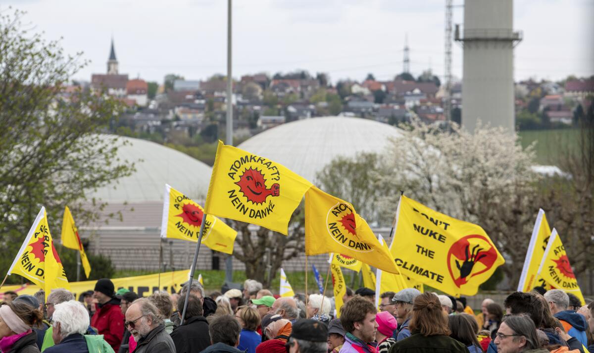 Activistas celebran el cierre de la planta de energía nuclear Isar 2 en Neckarwestheim, Alemania