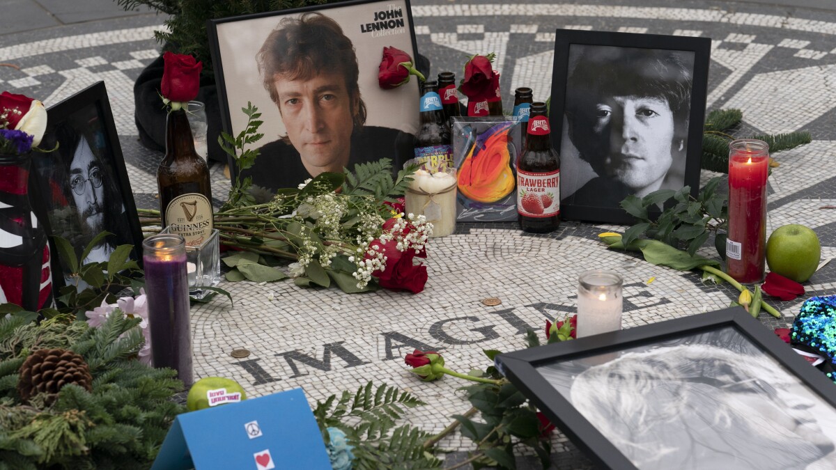 Fans Ono And Beatles Bandmates Mark 40 Years Since John Lennon S Death Los Angeles Times