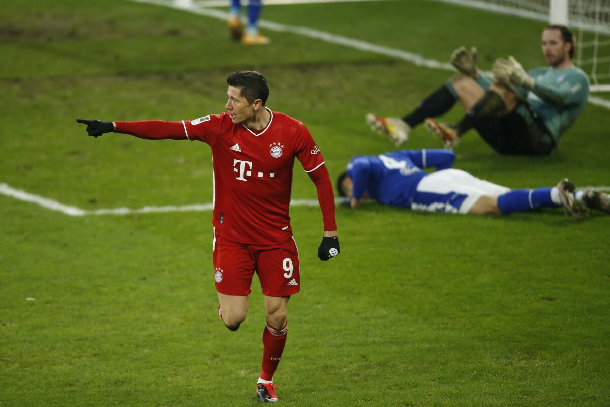 Robert Lewandowski (izquierda) celebra tras anotar un gol para el Bayern Múnich 