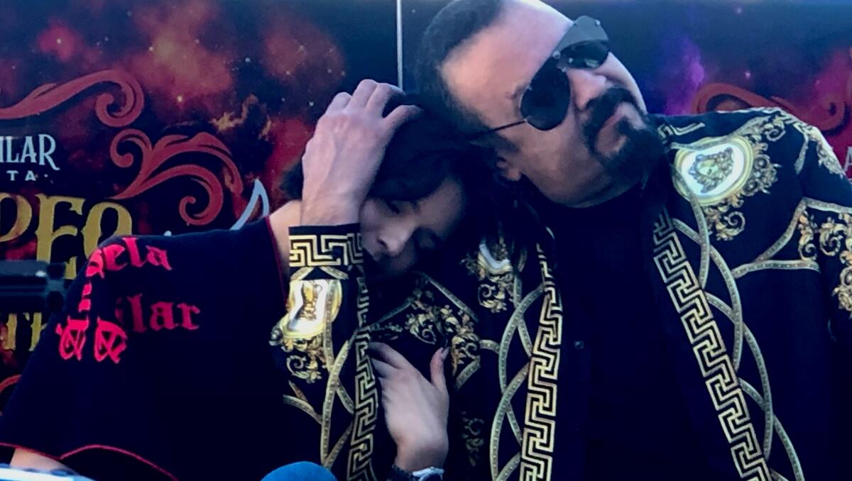 Ángela Aguilar y su famoso padre, mantienen una relación muy cercana, tanto en lo profesional como en lo personal.