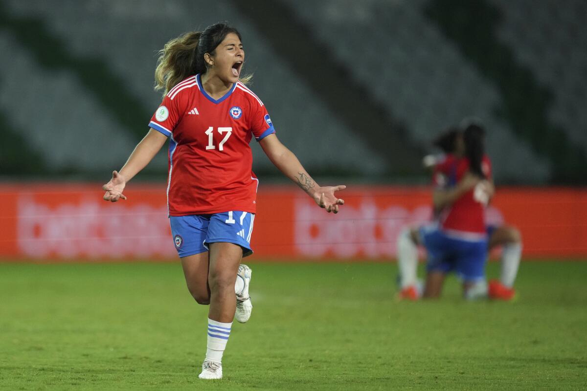 La defensora Javiera Toro, de Chile, festeja el triunfo sobre Venezuela en partido por el quinto lugar de la Copa América 