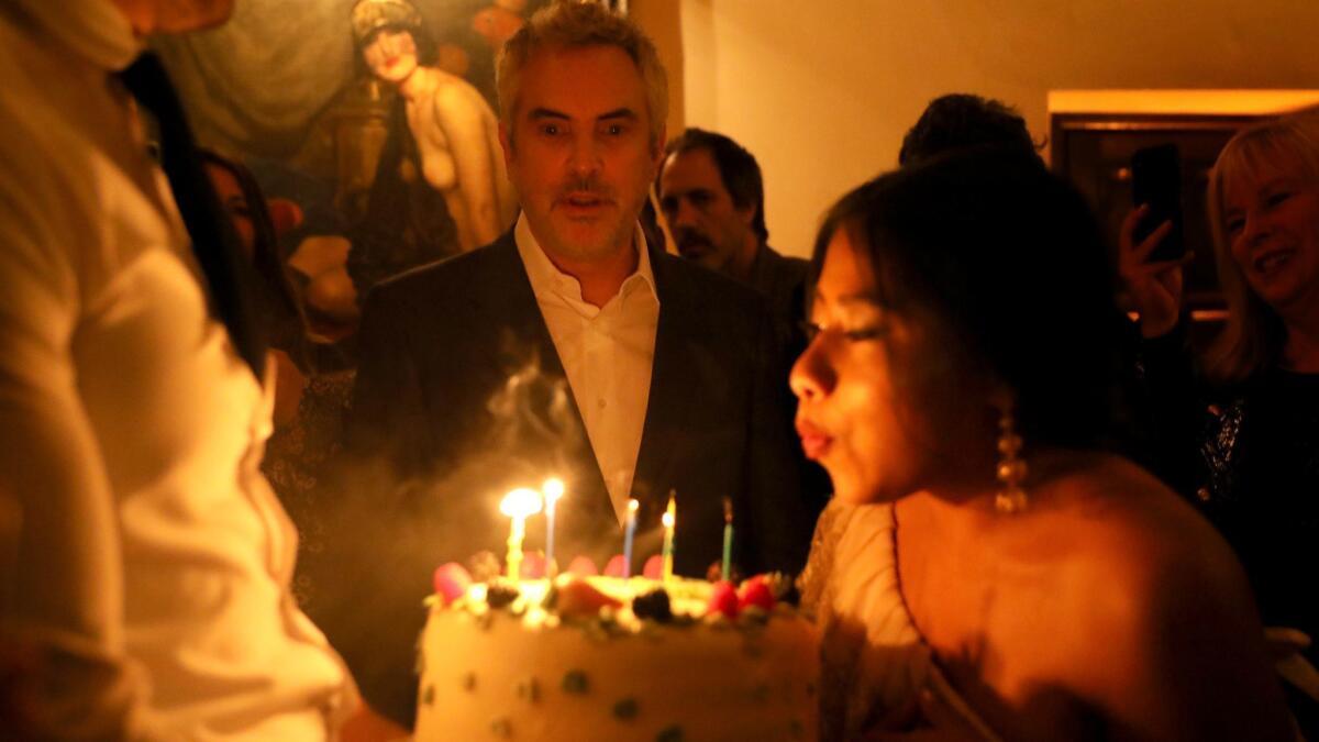 Yalitza Aparicio está en un torbellino de alfombras rojas para "Roma". Celebró sus 25 años en el estreno en Hollywood, el año pasado, mientras Alfonso Cuarón observa (Rachel Murray / Getty Images para Netflix).