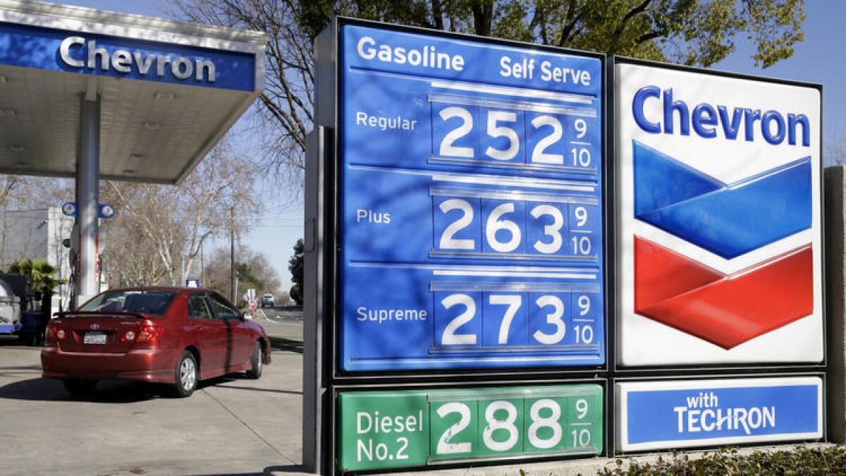 Los precios del combustible, expuestos en una gasolinera Chevron en Sacramento, el 8 de febrero pasado (.