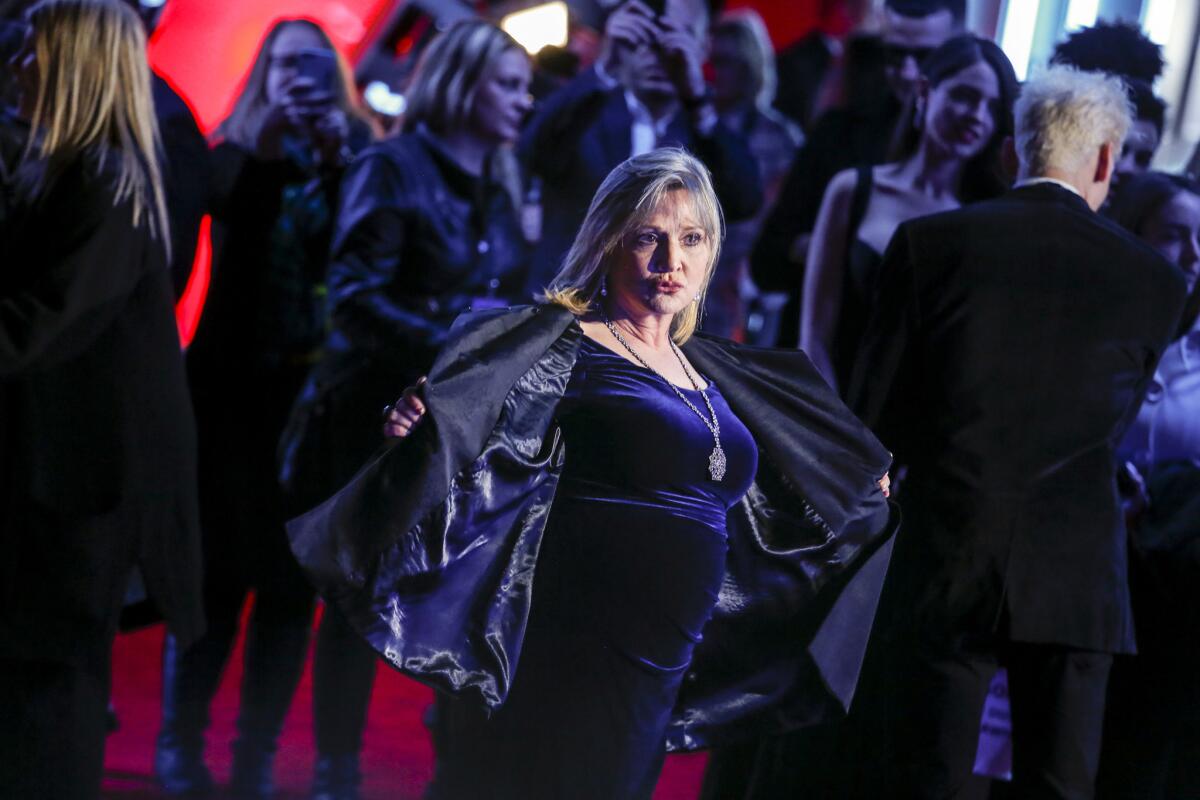 2015年12月14日，凯丽▪费雪在《星球大战：原力觉醒》好莱坞首映礼的红毯上。