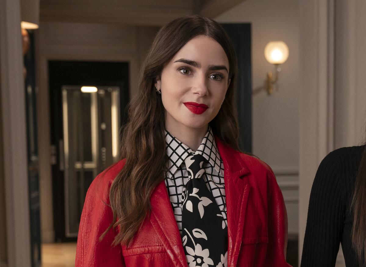 En esta imagen proporcionada por Netflix, Lily Collins en una escena de "Emily en París". 