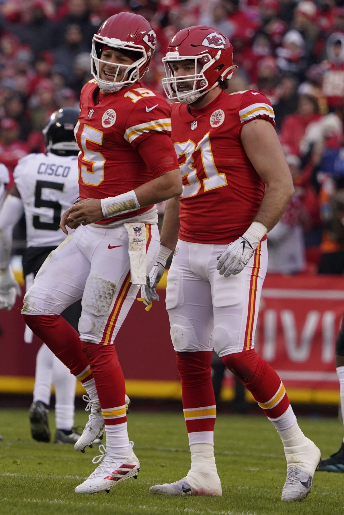 Chiefs oyun kurucusu Patrick Mahomes (15), Jaguarlara karşı ayak bileğinden sakatlandıktan sonra zıplıyor.