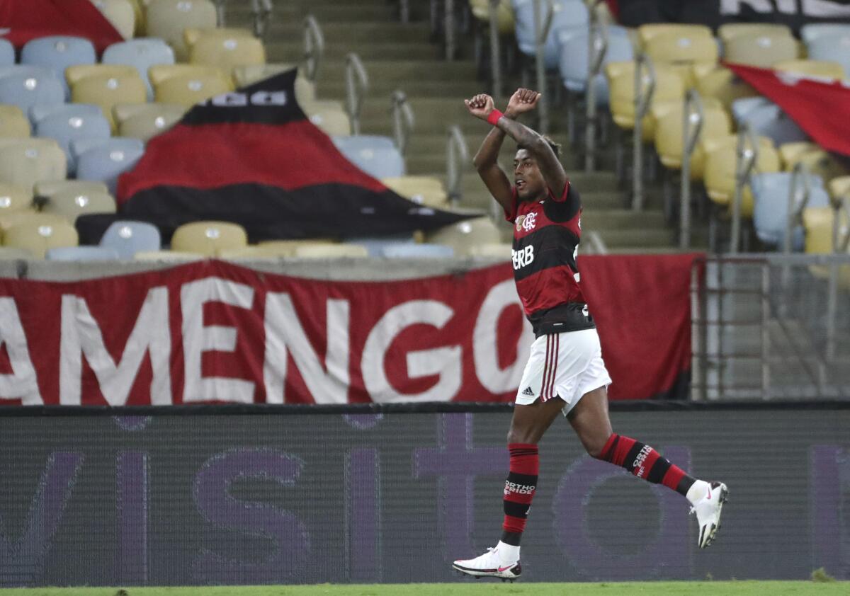 Bruno Henrique festeja tras anotar el tercer gol del Flamengo de Brasil ante el Junior de Colombia 