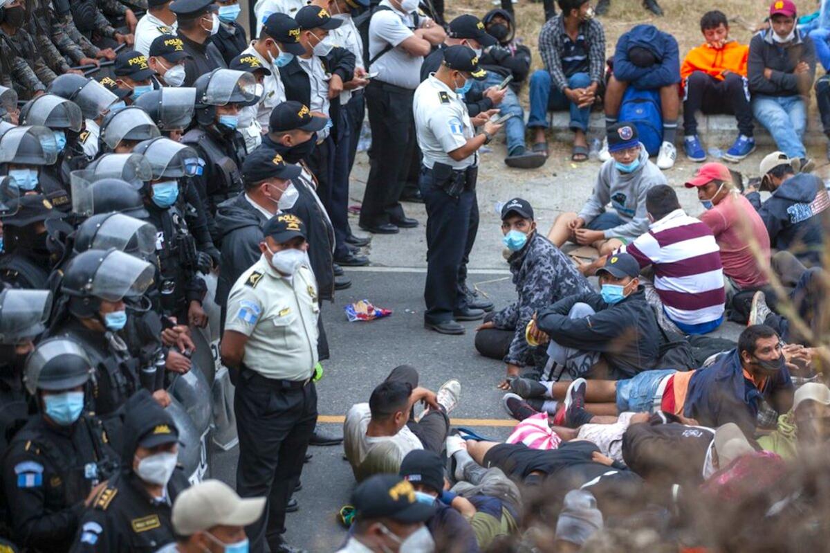 Soldados guatemaltecos bloquean a una caravana migrante que intenta llegar a Estados Unidos.