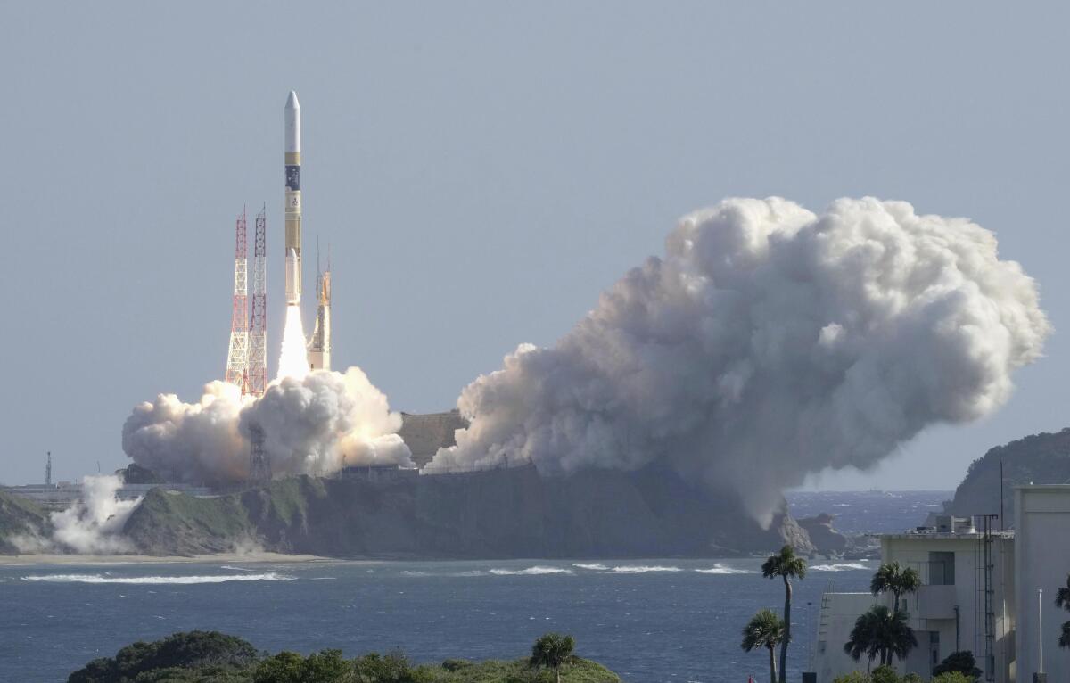 Un cohete HII-A sale de su plataforma de lanzamiento en el Centro Espacial Tanegashima en Kagoshima, 
