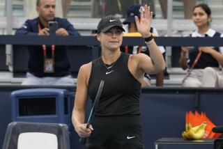 Aryna Sabalenka, de Bielorrusia, saluda después de derrotar a Paula Badosa, de España, en el torneo de tenis Abierto de Miami, el viernes 22 de marzo de 2024, en Miami Gardens, Florida (AP Foto/Lynne Sladky)