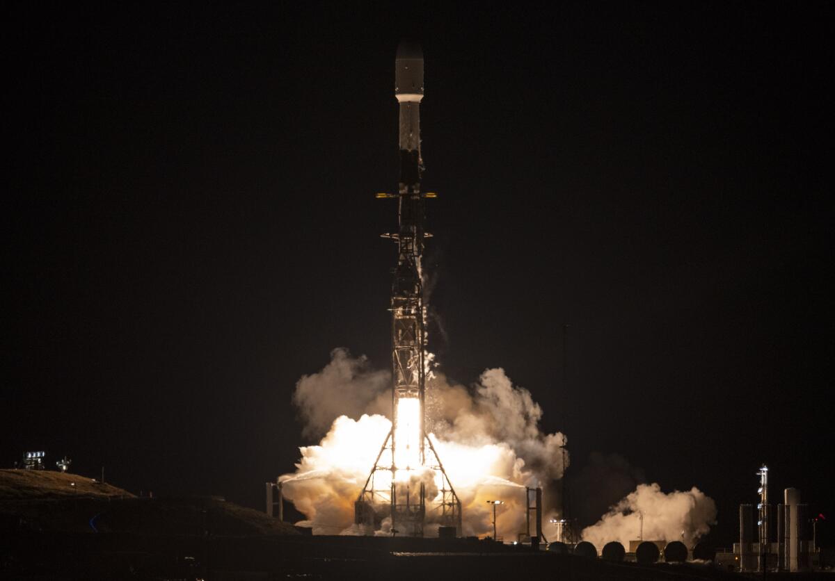 Un cohete de SpaceX cargado con el satélite Surface Water and Ocean Topography 