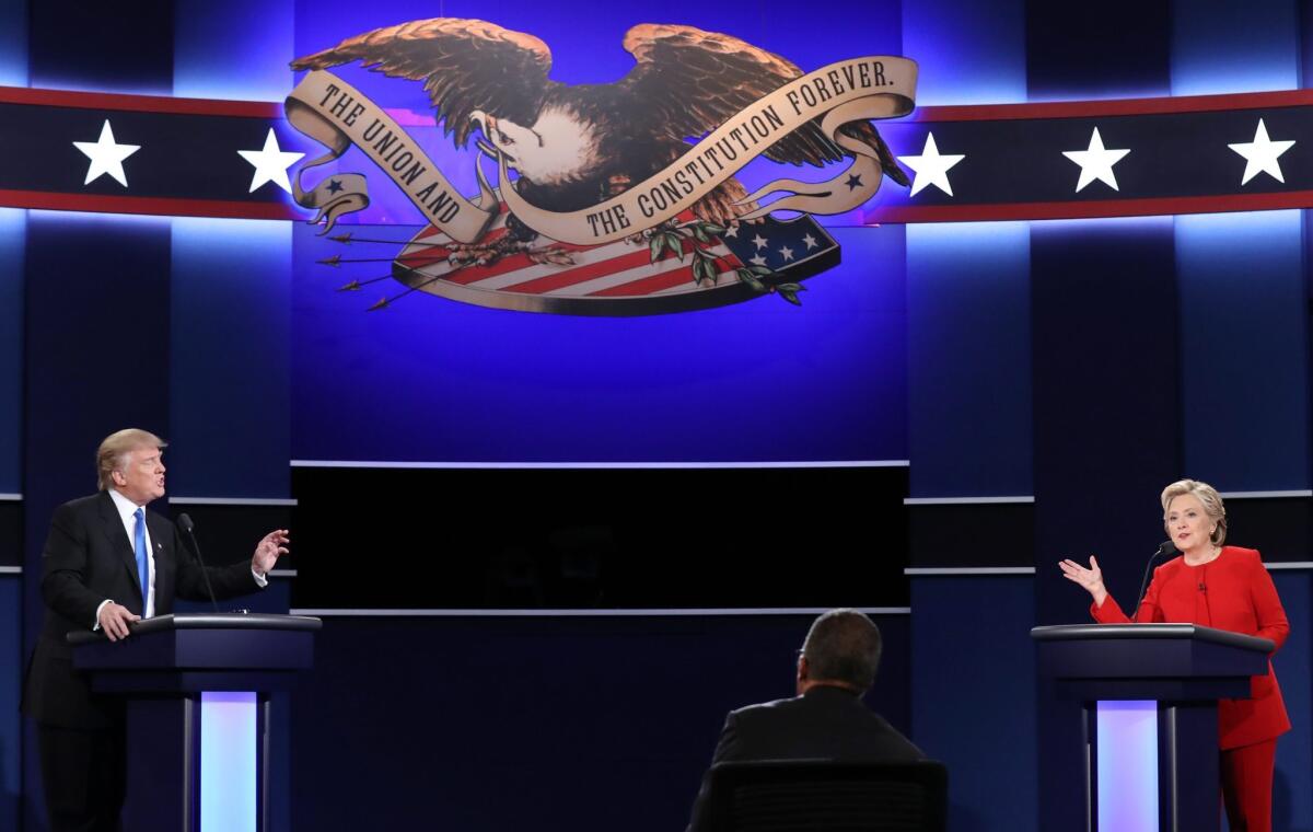 El candidato republicano a la presidencia de Estados Unidos Donald Trump (i) y su rival demócrata Hillary Clinton (d) durante su primer debate (EE.UU.). EFE/JUSTIN LANE