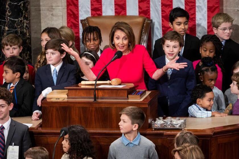 Newly elected Speaker of the House Nancy Pelosi (c, in red), surrounded by her grandchildren, presides over the House of Representatives at the US Capitol on Jan. 3, 2019. EFE-EPA/ Jim Lo Scalzo
