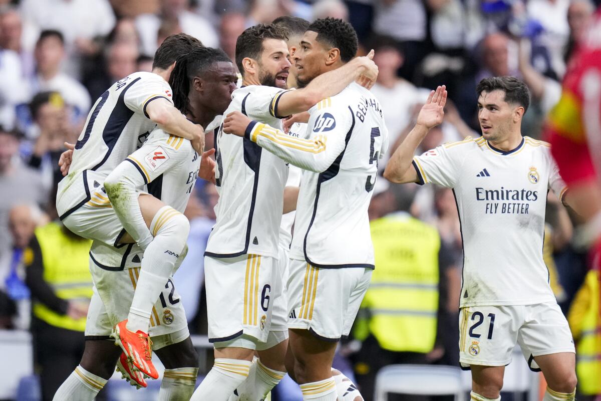 Jude Bellingham (5), del Real Madrid, celebra después de marcar el segundo gol de su equipo 