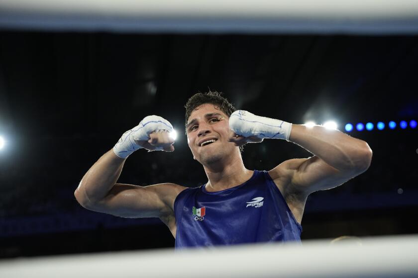 El boxeador mexicano Marco Verde celebra luego de imponerse al británico Lewis Richardson en la semifinal de los 71 kilogramos en los Juegos Olímpicos, el martes 6 de agosto de 2024 en París (AP Foto/John Locher)