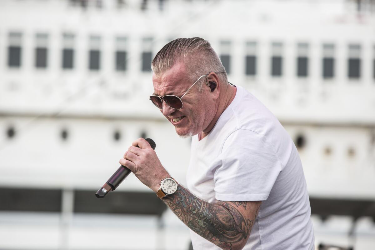 Smash Mouth singer curses fans, slurs words at concert - Los Angeles Times