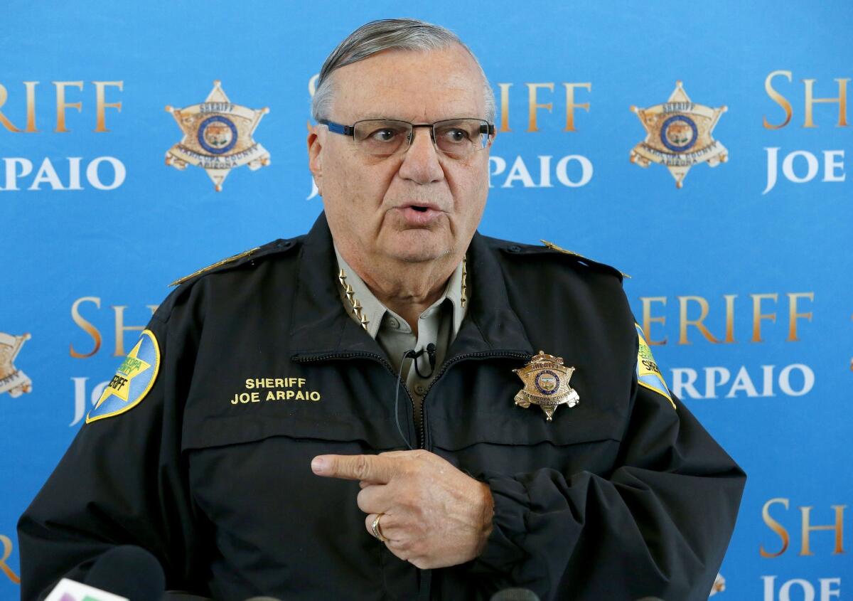 ARCHIVO - Foto de archivo, 18 de diciembre de 2013, del comisario de Maricopa, Arizona, Joe Arpaio en Phoenix. Arpaio comparece en una audiencia, el miércoles 20 de septiembre de 2015, por desacato a la corte.