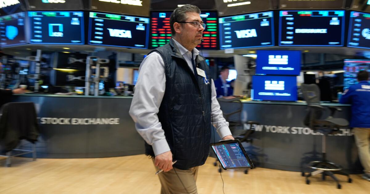 As ações subiram e o petróleo despencou depois que Trump sugeriu um possível fim da guerra