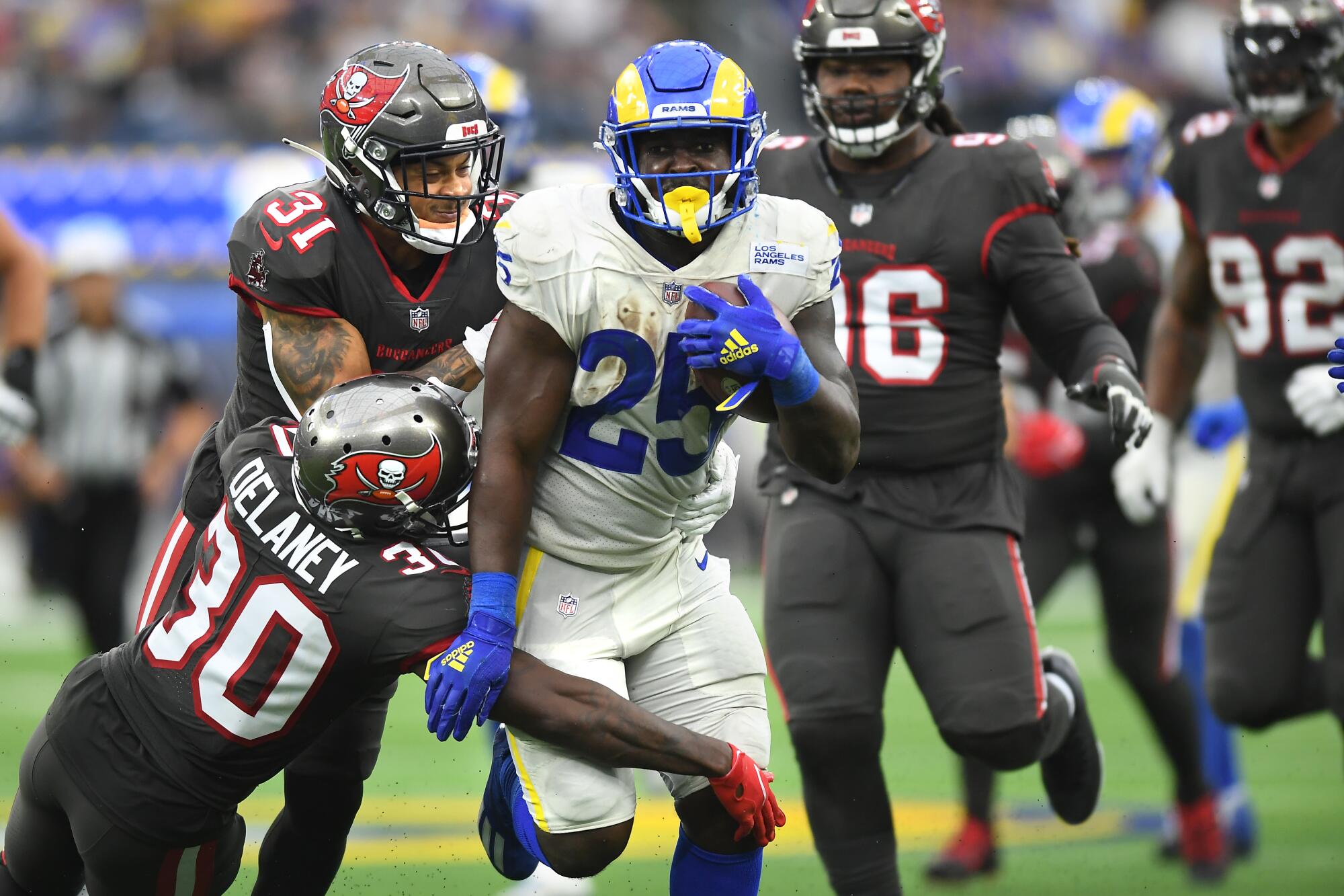 Live updates: Bucs trail from start in loss to Rams