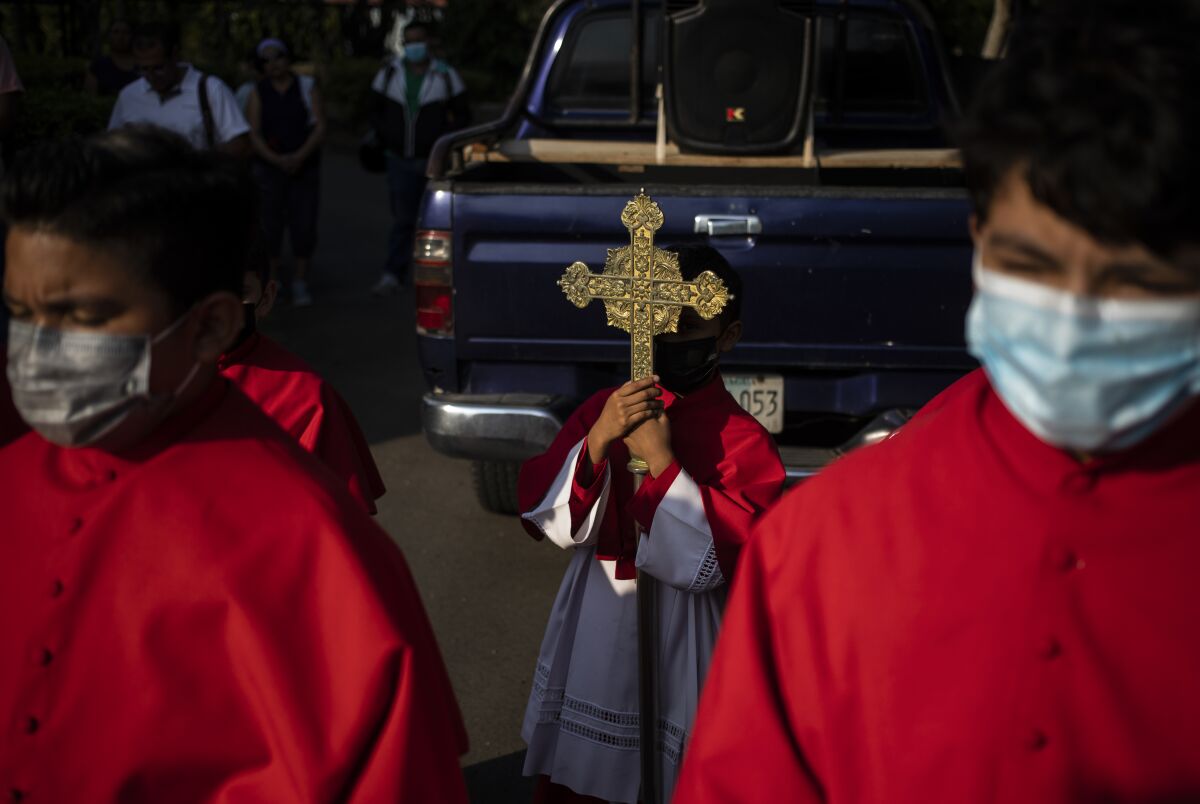 Varios fieles católicos participan en una representación del Vía Crucis durante la Cuaresma 