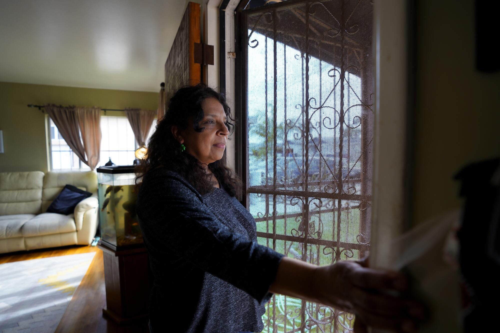 Esther López se instala en su casa de Chula Vista después de trabajar en un supermercado cercano.