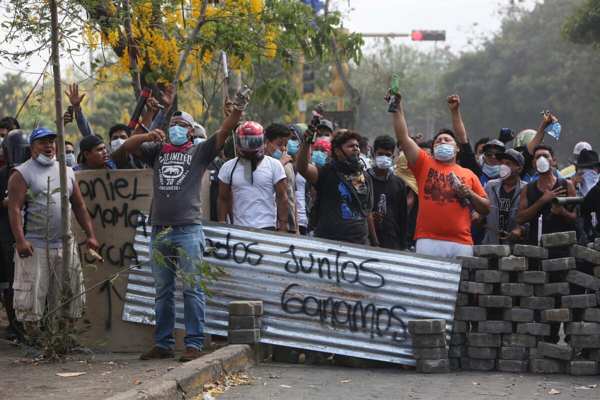 Un grupo de manifestantes lanza consignas tras bloquear una calle en un confrontamiento con las fuerzas de seguridad cerca de la Universidad Politécnica de Nicaragua (UPOLI) en Managua, Nicaragua, el sábado 21 de abril de 2018. (AP Foto/Alfredo Zúñiga)