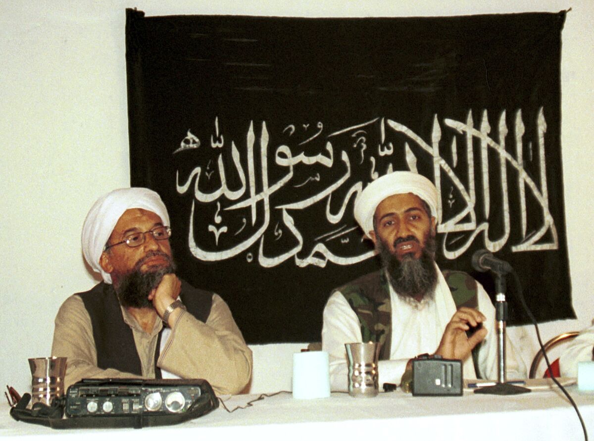  Ayman al-Zawahri (izquierda), escucha durante una conferencia de prensa con Osama bin Laden,