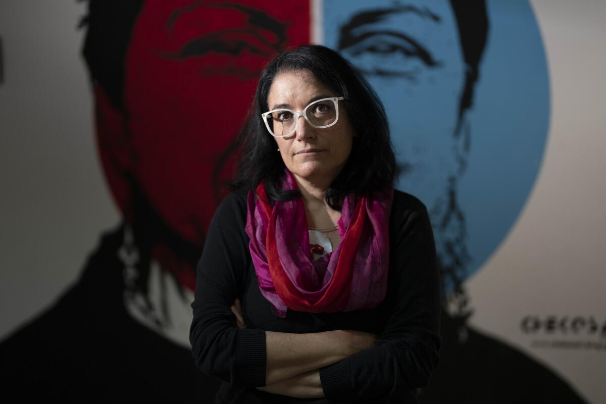 Marilù Mastrogiovanni posa delante de un mural dedicado a Gloria Anzaldua, 