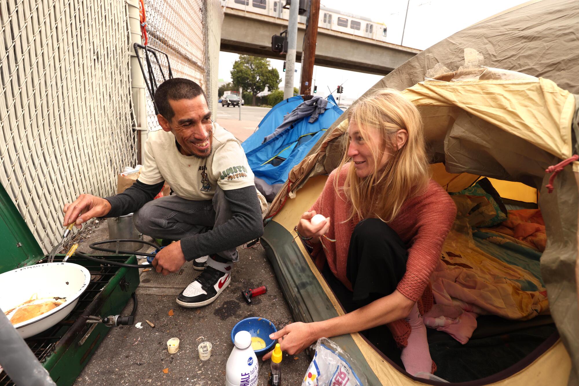 Under L.A. mayor's $300-million homeless program, 40% have returned to the street - Los Angeles Times
