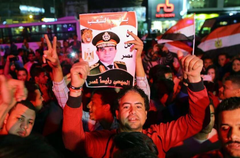 Simpatizantes del reelegido presidente egipcio Abdelfatah al Sisi celebran su victoria después del anuncio de los resultados electorales, en El Cairo (Egipto), 2 de abril de 2018. EFE/ARCHIVO