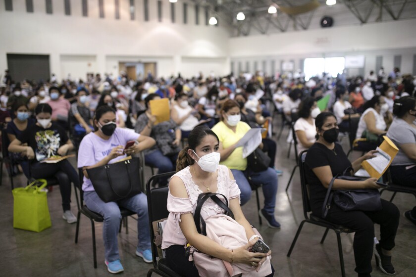 Trabajadores de la educación esperan para vacunarse contra el COVID-19 en el World Trade Center 