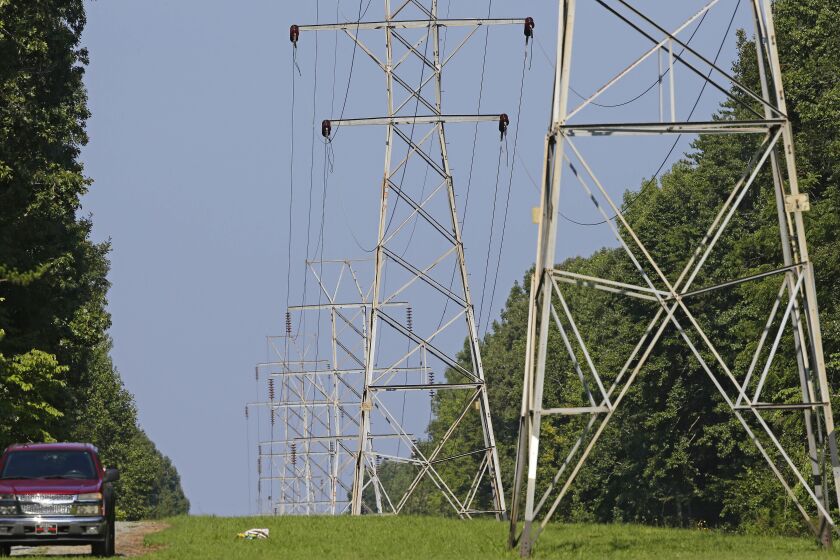 ARCHIVO - Líneas de transmisión proporcionan electricidad al condado rural Orange el 14 de agosto de 2018, cerca de Hillsborough, Carolina del Norte. (AP Foto/Gerry Broome, archivo)