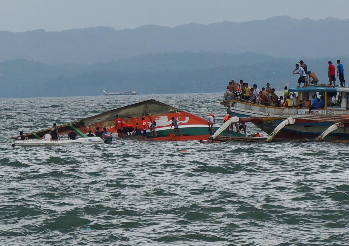 Rescatistas auxilian a los pasajeros de un bote que se volcó en la ciudad de Ormoc, isla de Leyte, en Filipinas el jueves 2 de julio de 2015.