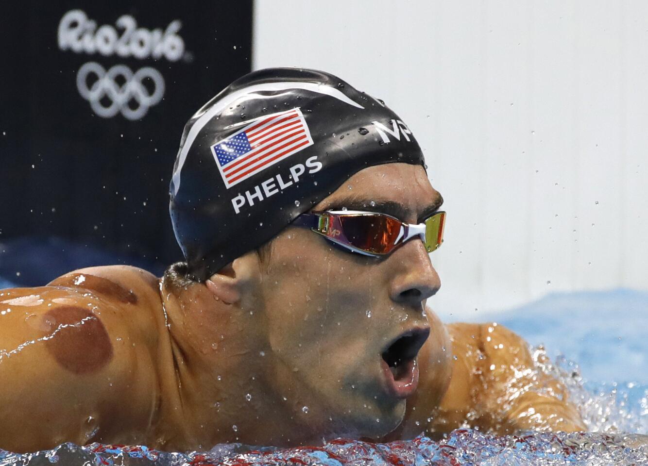 El estadounidense Michael Phelps celebra tras ganar la medalla de oro en la final de los 400 metros por relevos estilo libre en el Estadio Acuático Olímpico, en el marco de los Juegos Olímpicos Río 2016.