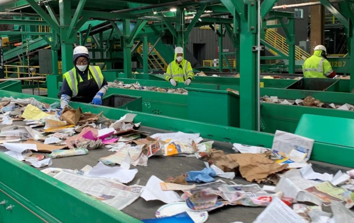 Ecoembes desmiente bulos sobre reciclaje, como que los residuos van al  mismo camión o reciclar quita puestos de trabajo - EL BOLETIN