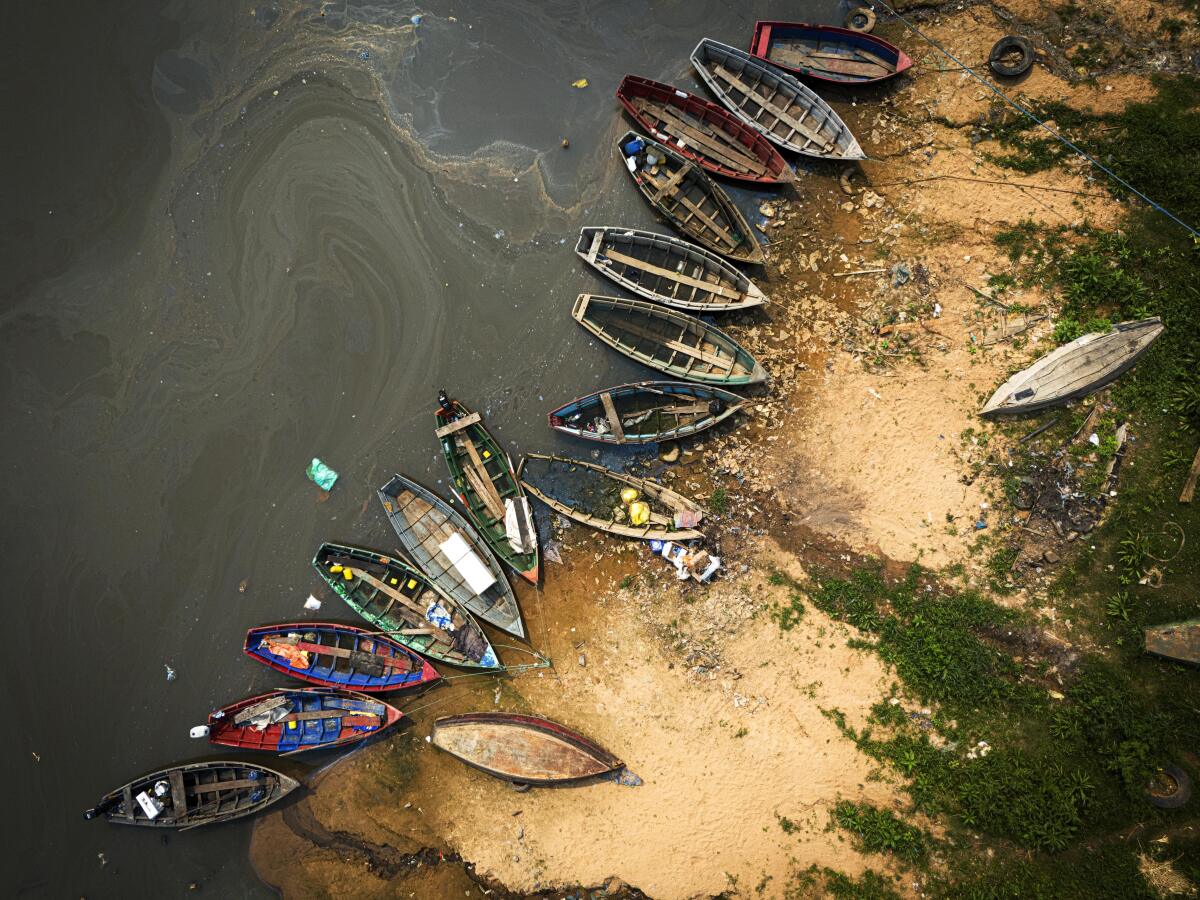 Botes de pesca en la orilla del río Paraguay en la localidad de Mariano Roque Alonso,