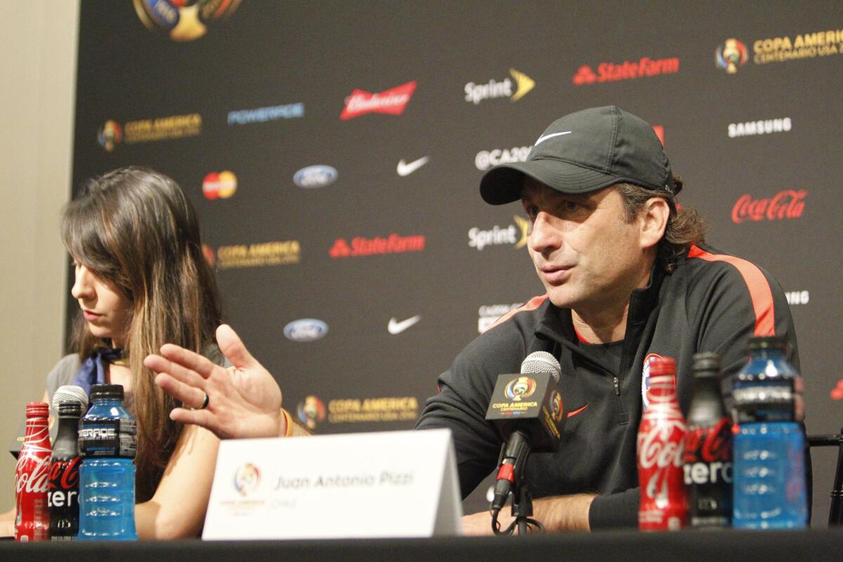 El seleccionador de Chile Juan Antonio Pizzi habla durante una rueda de prensa hoy, viernes 17 de junio de 2016, en la fase de cuartos de final de la Copa América Centenario en el estadio Levi's en Santa Clara (CA, EE.UU.). EFE/Stan Szeto ** Usable by HOY and SD Only **