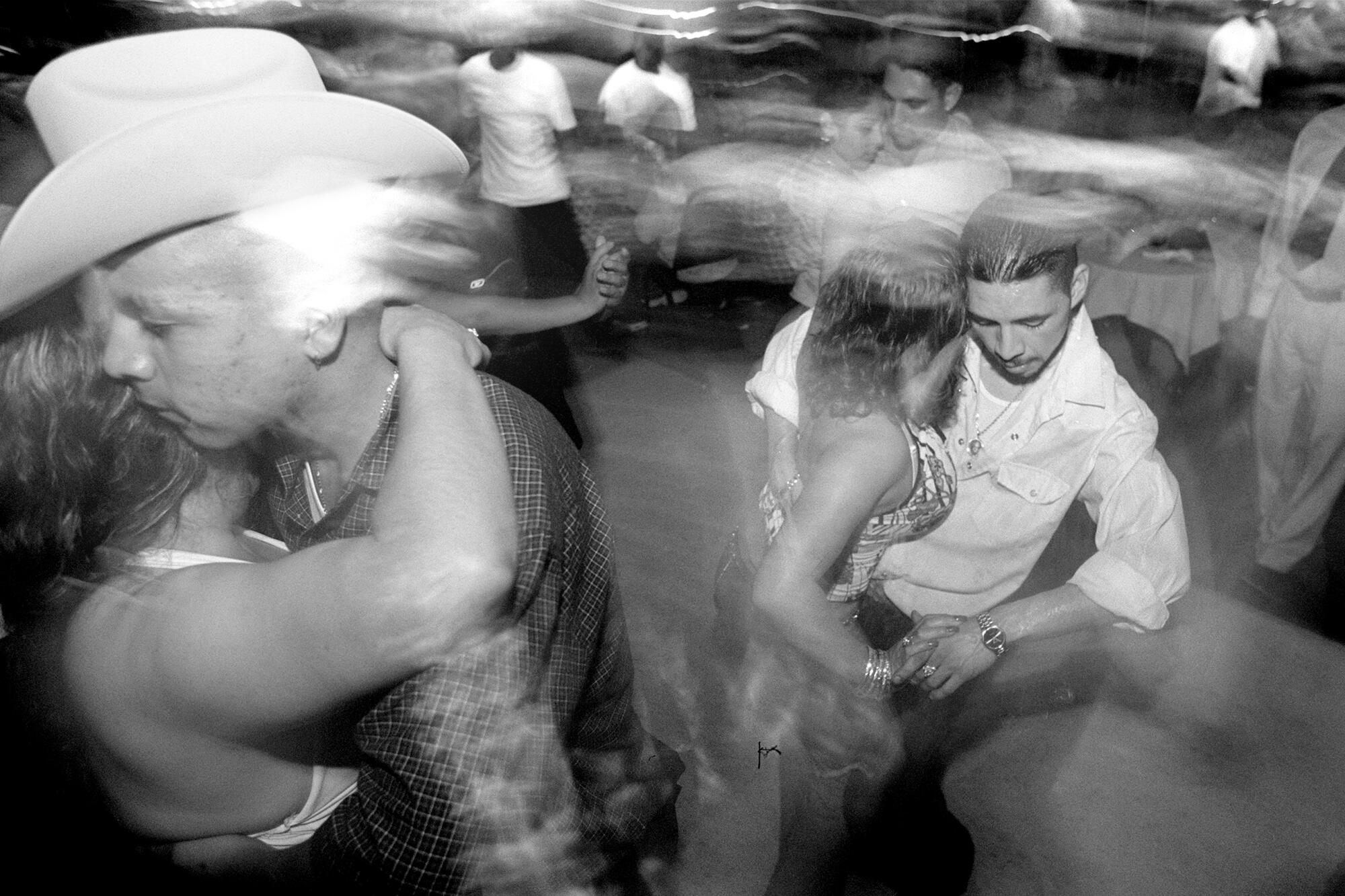 Las parejas bailan en la discoteca La Zona Rosa de la avenida César Chávez.