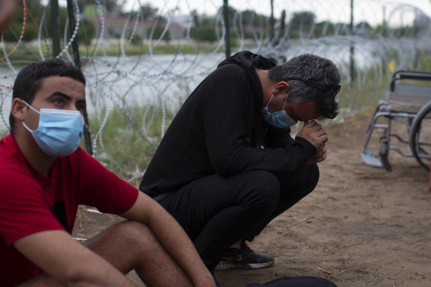 Migrantes cubanos descansan tras cruzar el Río Bravo en Eagle Pass, Texas