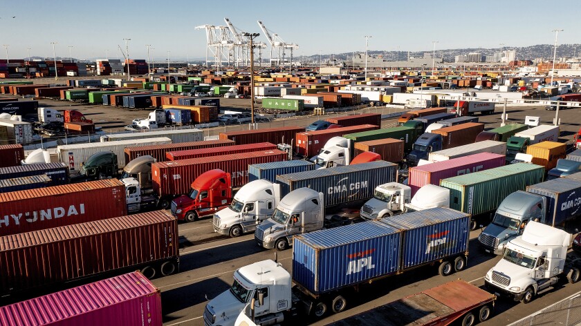 Camiones hacen fila para ingresar a una terminal portuaria, el miércoles 10 de noviembre de 2021