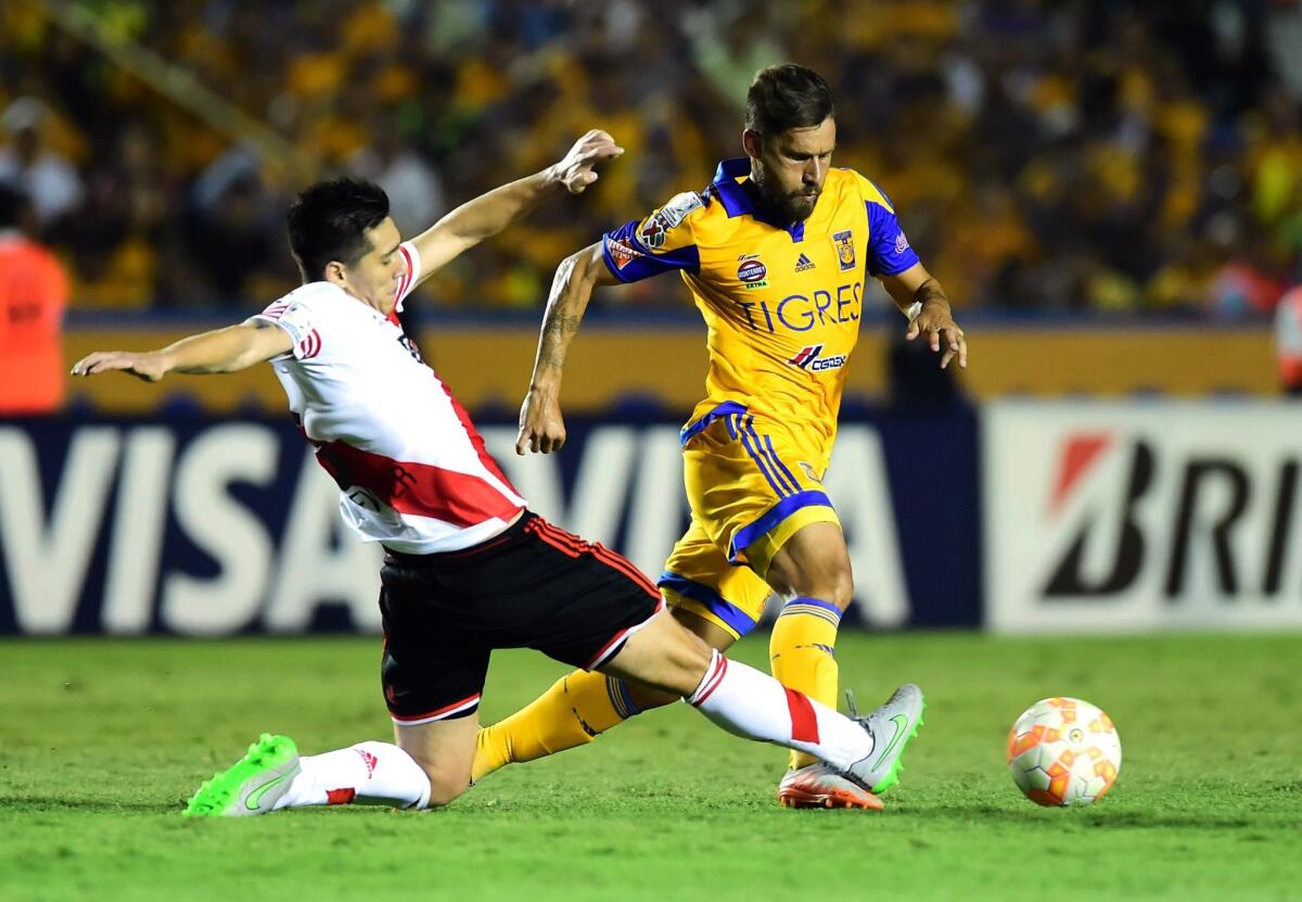 Rafael Sobis (d) de Tigre pelea un balón con Matias Kranevitter, de River, en el choque de ida de la Final de la Libertadores.