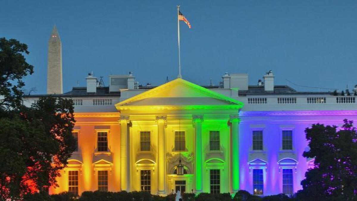 La Casa Blanca se ilumina con los colores del arco iris en conmemoración del fallo de la Suprema corte para legalizar la unión entre personas del mismo sexo.