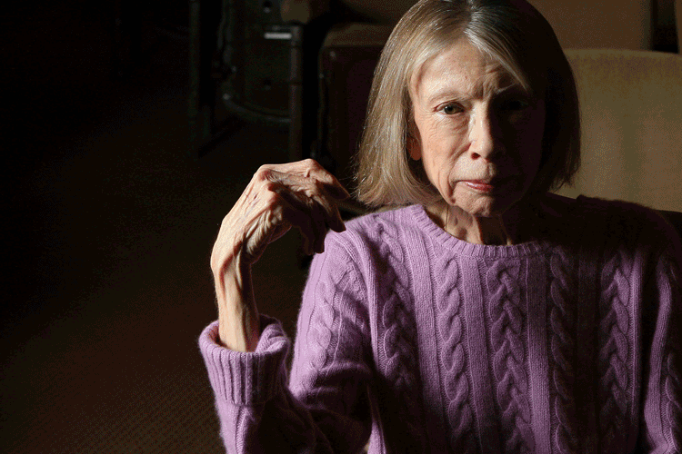 Joan Didion, meesterlijke essayist, romanschrijver en scenarioschrijver, overlijdt op 87