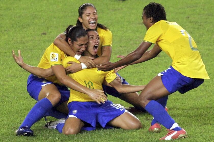 ARCHIVO - La delantera brasilea Marta (centro) celebra tras marcar un gol ante Estados Unidos en las semifinales del Mundial femenino, el 27 de septiembre de 2007, en Hangzhou, China. (AP Foto/Greg Baker)