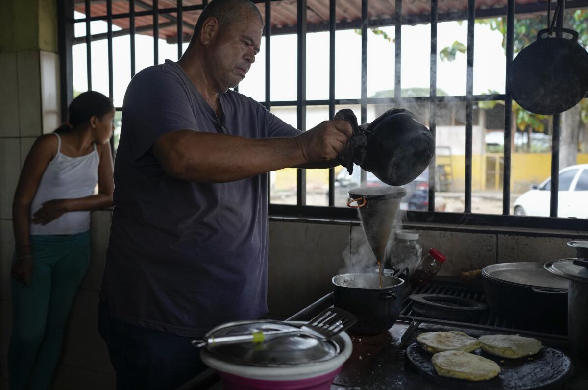 Julio Álvarez prepara café en la cocina de su finca en las afueras de Barinas, Venezuela,