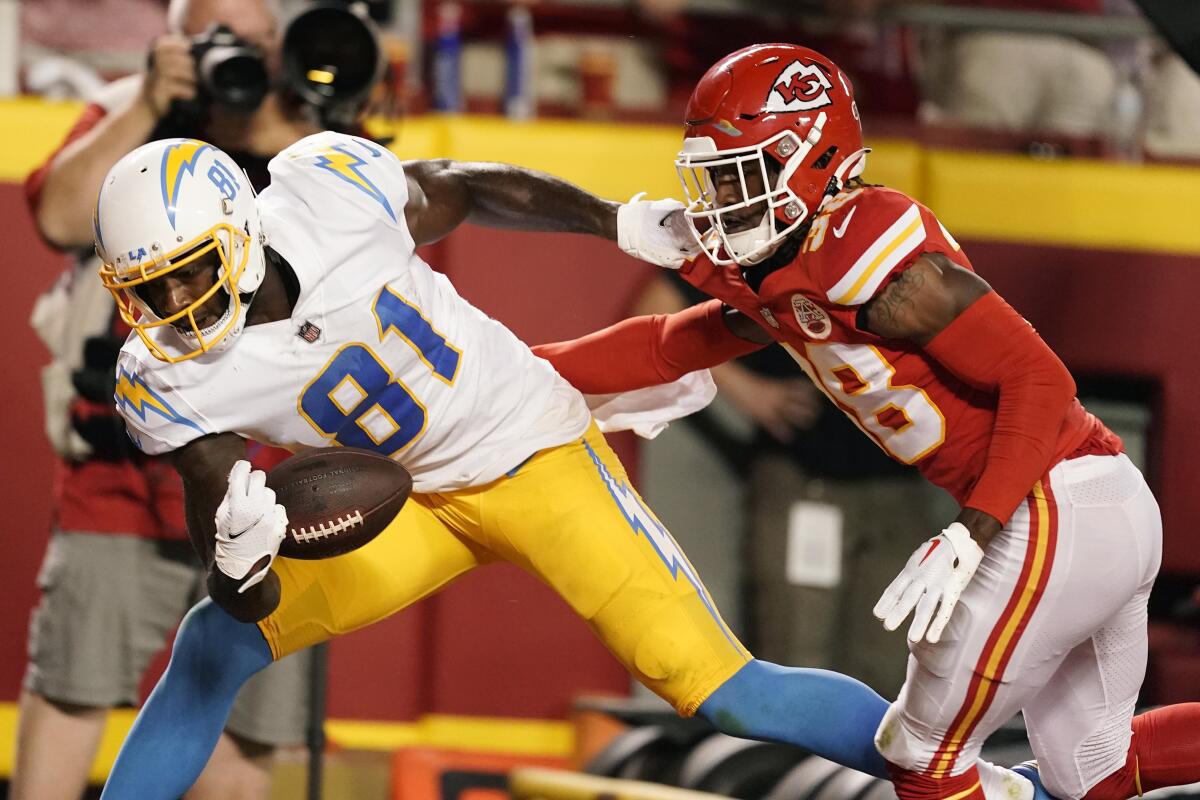 Chargers wide receiver Mike Williams catches a touchdown pass in front of Kansas City Chiefs cornerback L'Jarius Sneed.