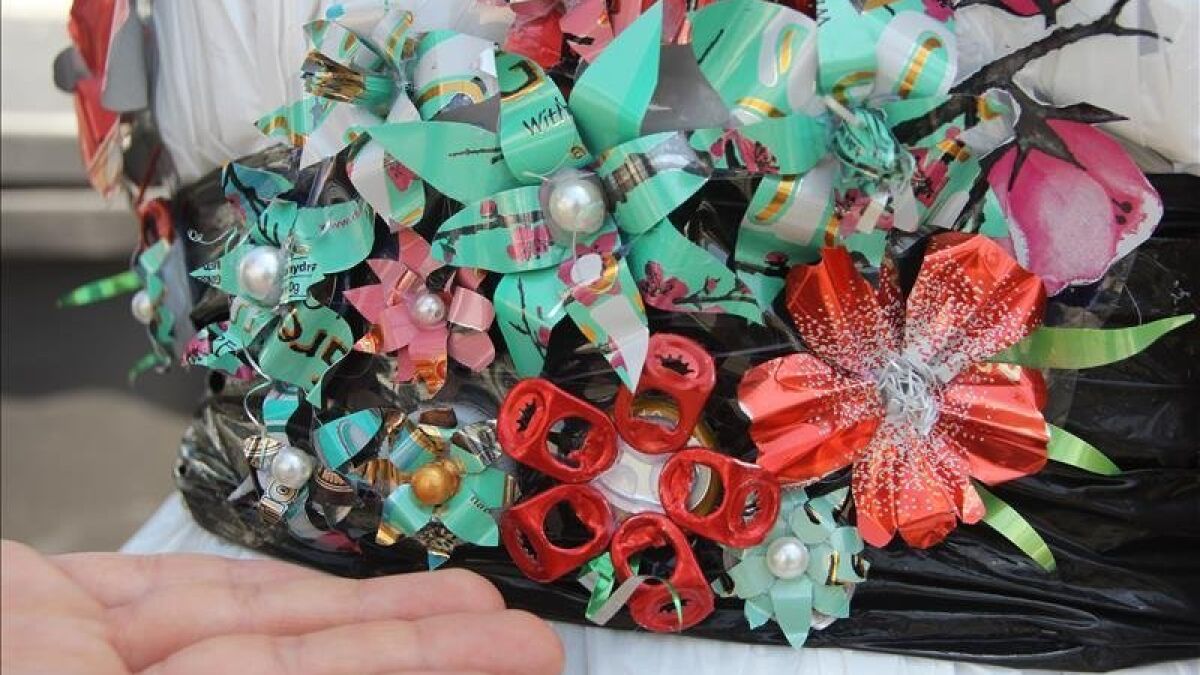 Diseñadora crea vestidos con material reciclado para pedir océanos limpios  - San Diego Union-Tribune en Español