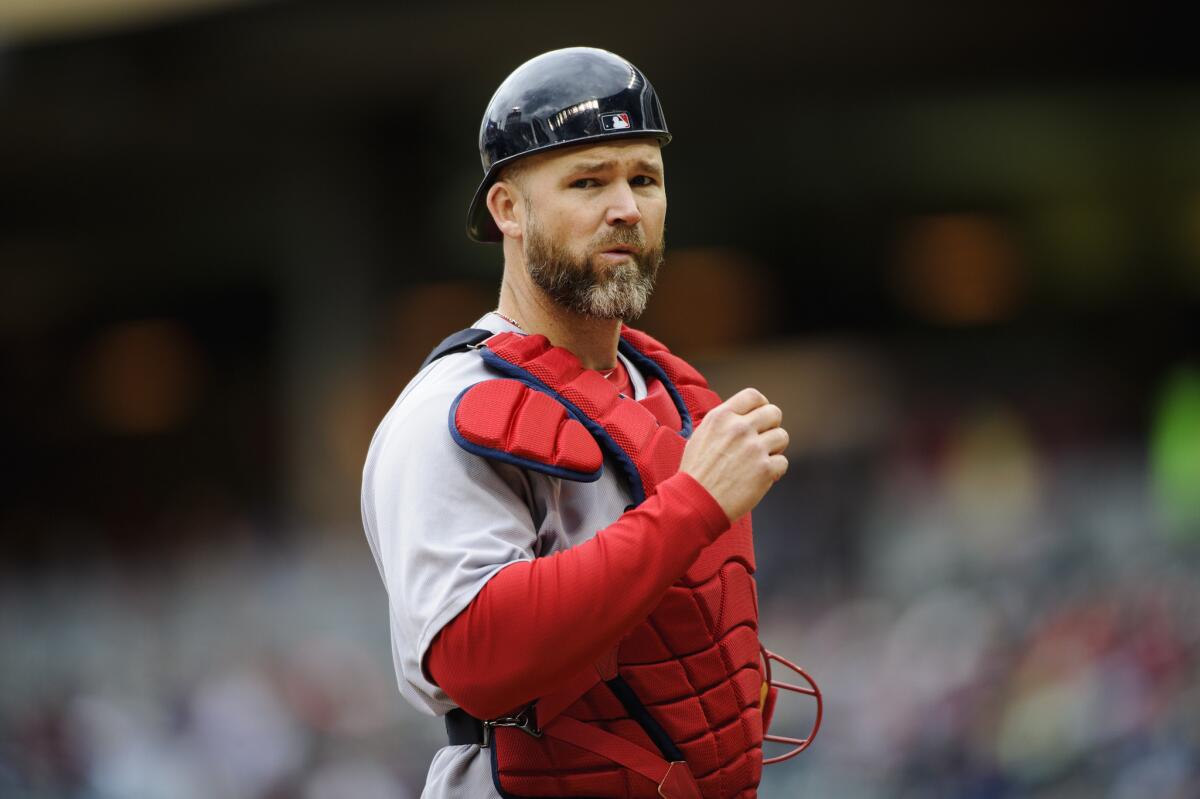 Catcher David Ross has agreed to a two-year contract worth $5 million with the Chicago Cubs.
